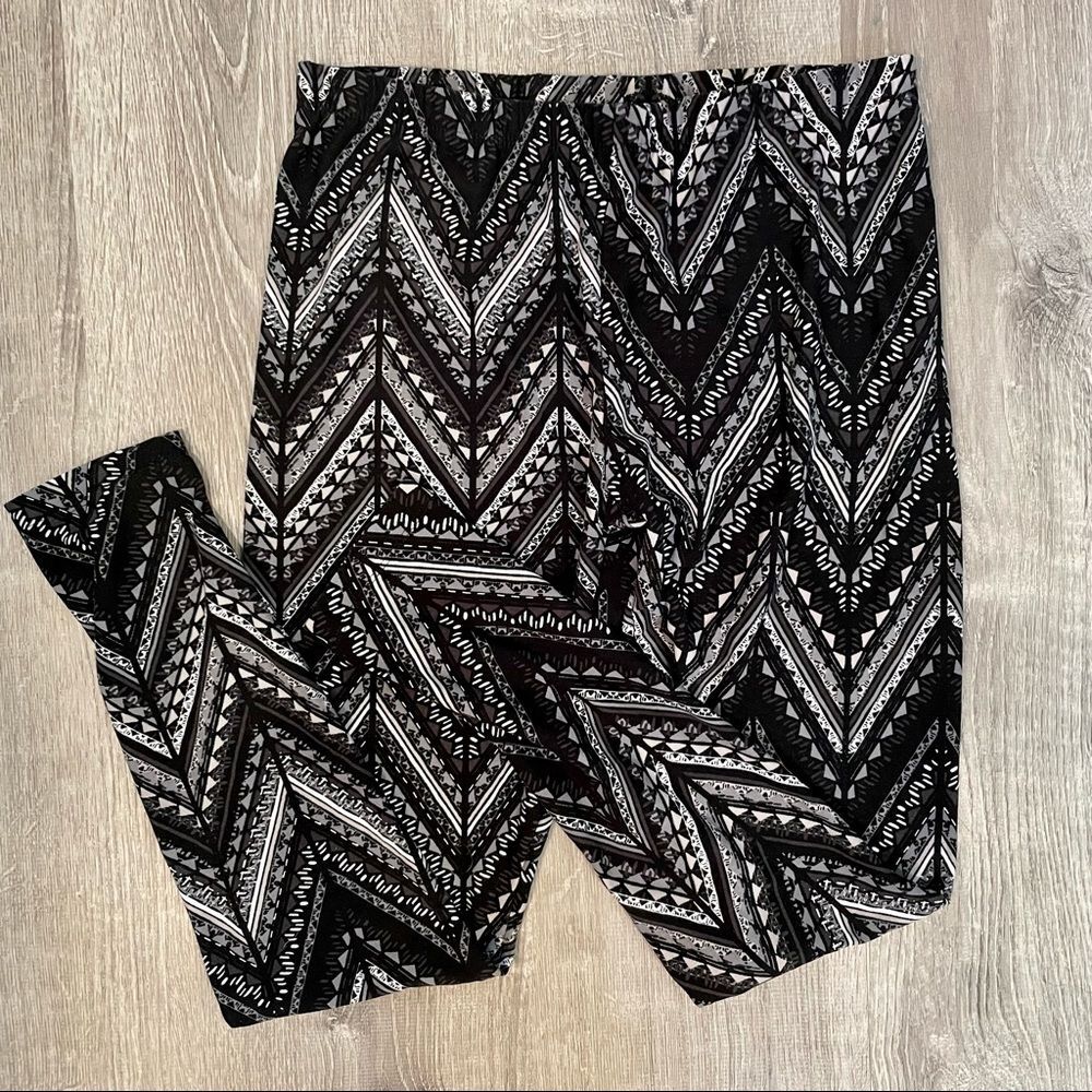No Boundaries Black & Grey Abstract Chevron Leggings | Juniors Large